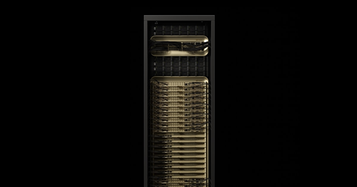 NVIDIA GB200 NVL72 机柜,上下两层 compute tray 之间是 NVSwitch 交换层(图源:NVIDIA)